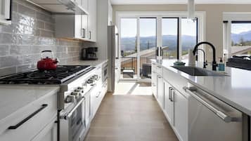 Geladeira, micro-ondas, fogão, cooktop