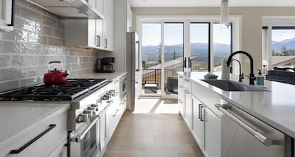 4BR Mountain Escape Family Friendly, Sleeps 10