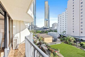 Property grounds - Modern 1BR Apt in Broadbeach (Broadbeach)