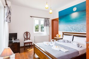 3 bedrooms, iron/ironing board, travel crib, WiFi - Almirida Infinity Resort – Stylish Villa with Pool (Almirida)