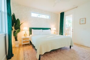 3 habitaciones, escritorio y tabla de planchar con plancha