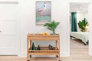 3 slaapkamers, een bureau, een strijkplank/strijkijzer, reisbedje