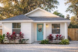 Exterior - 3BR Tropical Cottage · Spacious Fenced Yard · Near Downtown & Beach (St. Augustine)