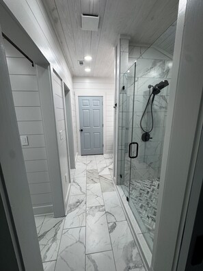 Dusche, Haartrockner, Handtücher, Toilettenpapier