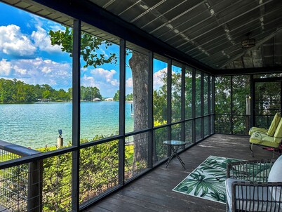 Charming 2-bedroom 2 bath house on beautiful Lake Martin. Quiet and peaceful.