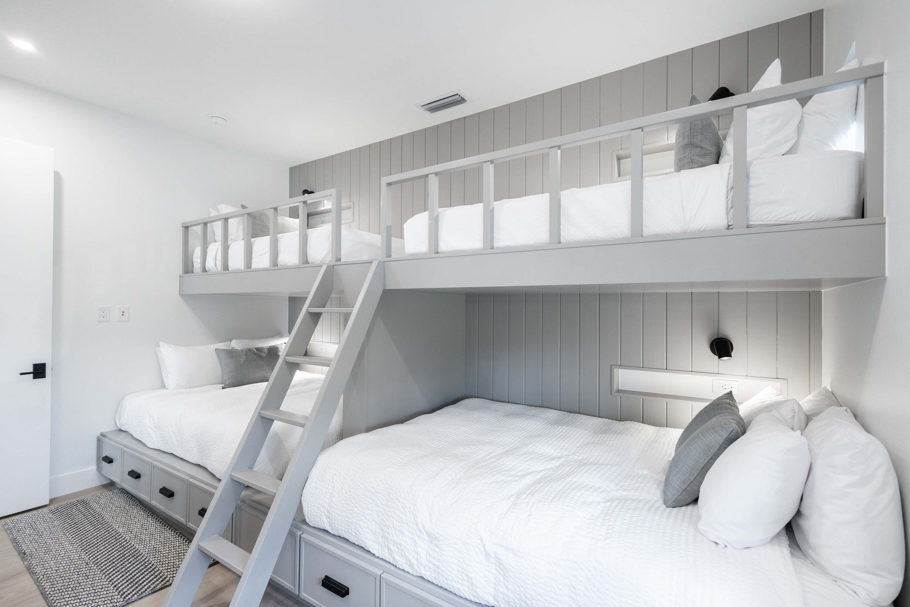6 bedrooms, desk, iron/ironing board, WiFi
