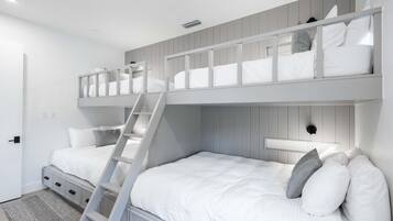 6 bedrooms, desk, iron/ironing board, WiFi