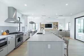 Coffee/tea maker, fridge, microwave, oven - Catchlight House at Lunara Bay (Key West)