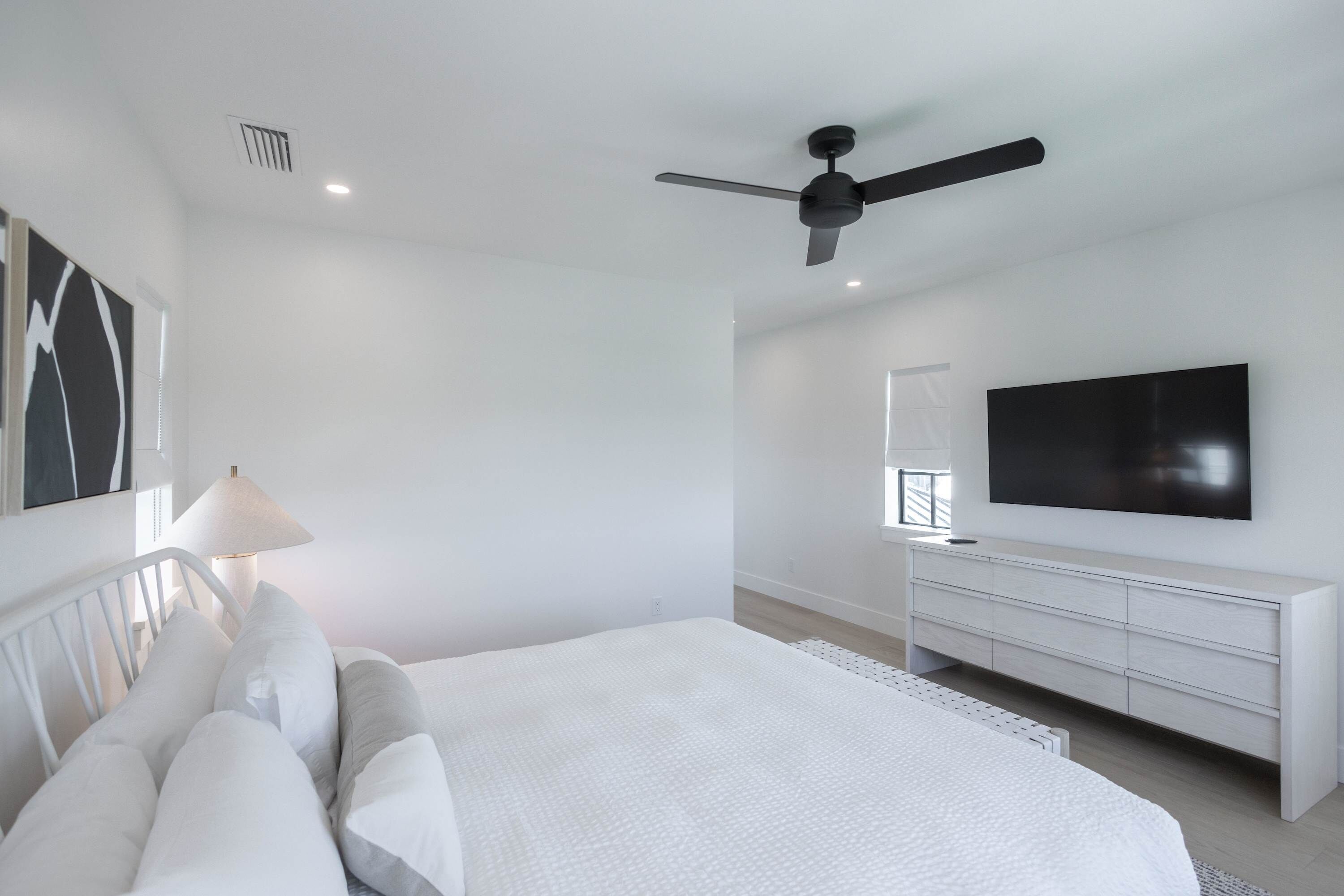 6 bedrooms, desk, iron/ironing board, WiFi