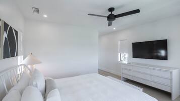 6 bedrooms, desk, iron/ironing board, WiFi