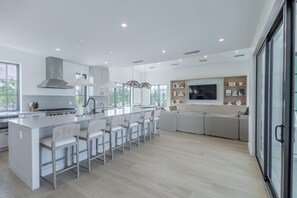 Coffee/tea maker, fridge, microwave, oven - Catchlight House at Lunara Bay (Key West)