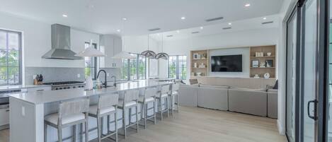 冷蔵庫、電子レンジ、オーブン、コンロ