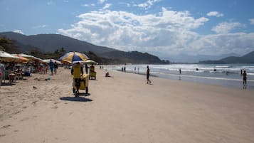 Una playa cerca, arena blanca, 13 bares en la playa