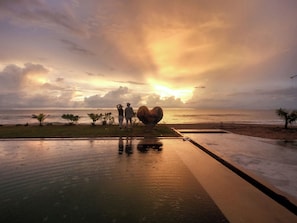 Una piscina al aire libre de temporada