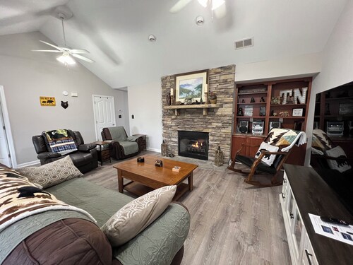 Christmas Condo w/ garage just off the Parkway in Pigeon Forge, TN