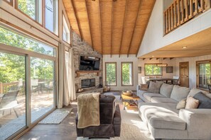 Smart TV, fireplace - On The Rocks by Innsbrook Vacations! (Innsbrook)