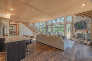 Smart TV, fireplace - On The Rocks by Innsbrook Vacations! (Innsbrook)