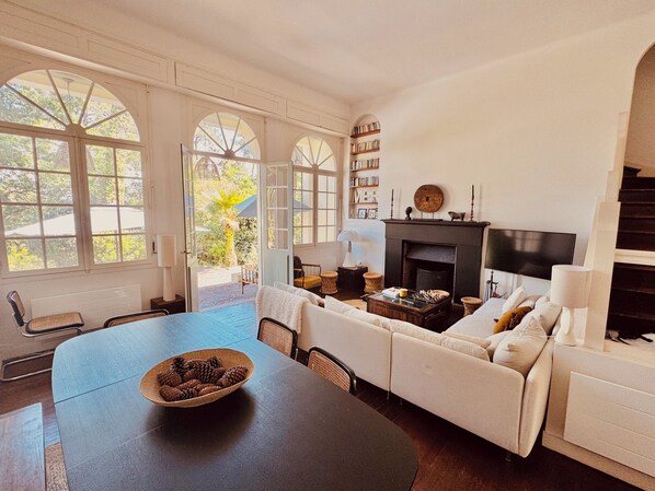 Smart-TV, Tischtennisplatte, Bücher, Stereoanlage