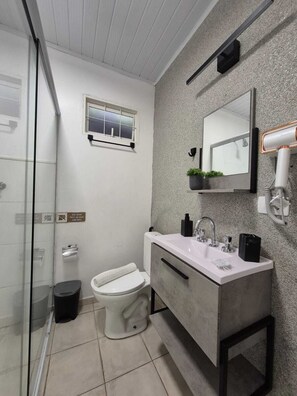 Junior Studio Suite | Bilik Mandi | Pengering rambut, bidet, tuala disediakan, sabun 