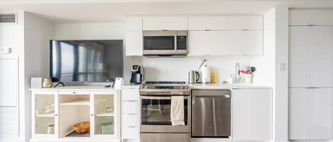 Kühlschrank, Mikrowelle, Ofen, Herdplatte