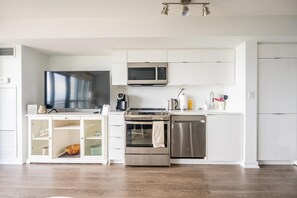 Réfrigérateur, micro-ondes, four, plaque de cuisson