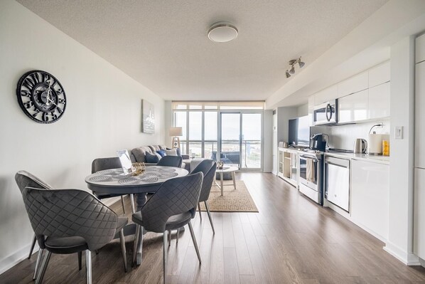 Réfrigérateur, micro-ondes, four, plaque de cuisson