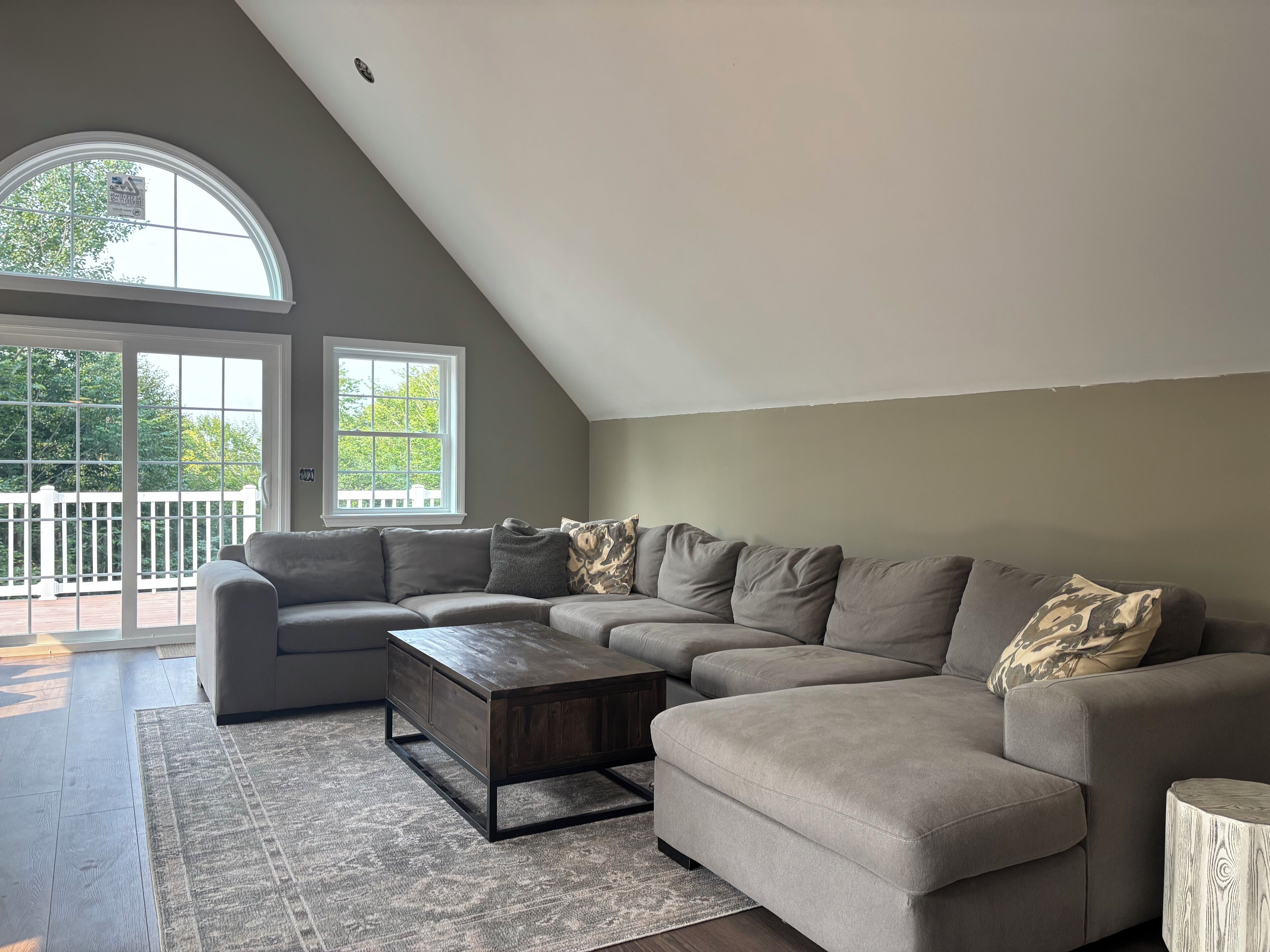 Smart-TV, Kamin, Bücher, Computerbildschirme