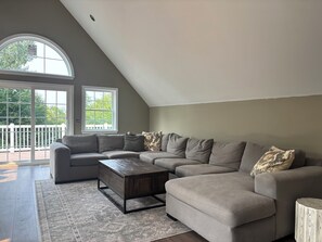 智能電視、壁爐、書籍、電腦螢幕