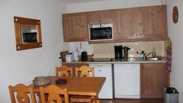 Ugn, spishÀll, diskmaskin och kaffe- och tebryggare