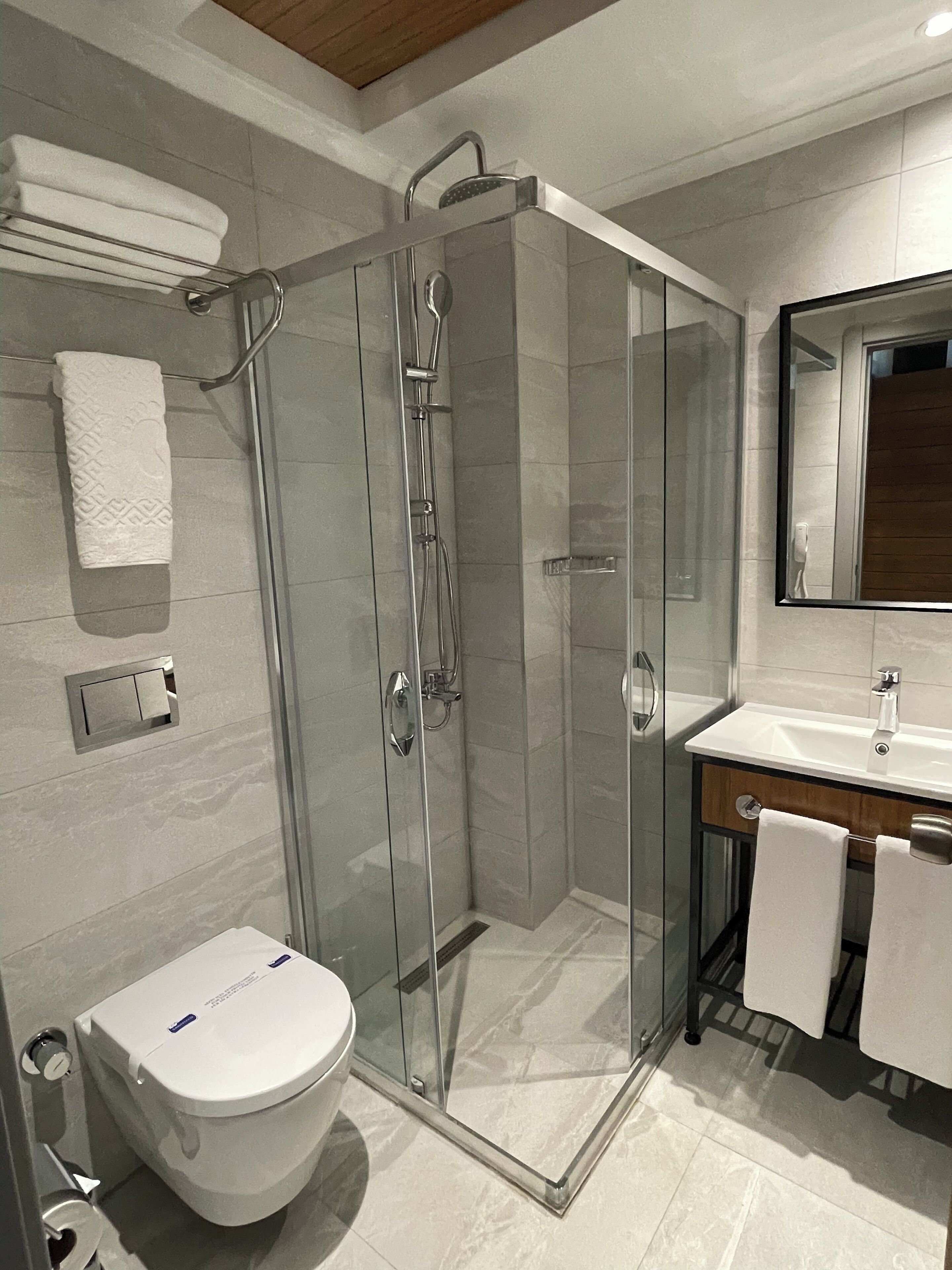 Buồng tắm vòi sen, máy sấy tóc, dép đi trong nhà, khăn tắm 