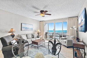 Apartment, Mehrere Betten (Sterling Sands 103) | Wohnbereich | Fernseher