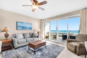 コンドミニアム ベッド (複数台) (Sterling Sands 103) | リビング エリア | テレビ