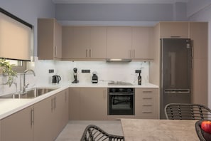 Kühlschrank, Ofen, Wasserkocher mit Kaffee-/Teezubehör, Wasserkocher