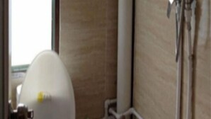 Une pièce dotée d’une grande antenne parabolique blanche, d’une fenêtre et d’une porte.
