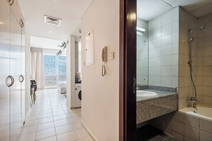 Secadora de cabello, toallas, jabón, papel de baño 