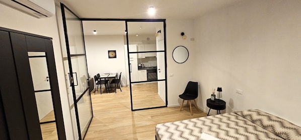 1 habitación, insonorización, tabla de planchar con plancha y internet 