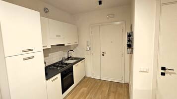 Frigorifero, forno, piano cottura, macchina per tè/caffè