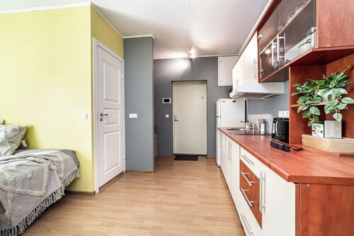 Peaceful studio with desk & free parking