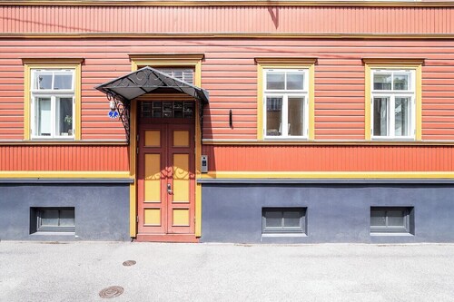 Peaceful studio with desk & free parking near city center