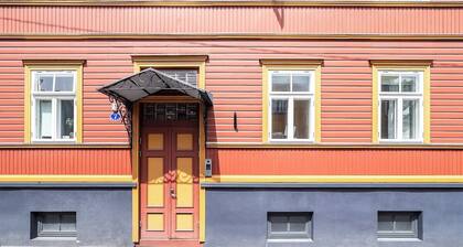 Peaceful studio with desk & free parking near city center