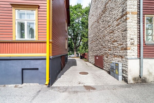 Une ruelle étroite, située entre deux bâtiments, avec un chemin pavé.