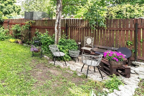 Peaceful studio with desk & free parking near city center