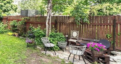 Peaceful studio with desk & free parking near city center