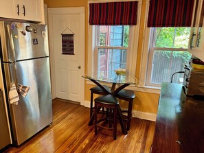 Private kitchen - Charming 2-bedroom apartment near Brown/RISD (Providence)