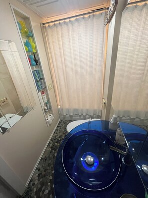 Hair dryer, bidet, towels, soap - Charming 2-bedroom apartment near Brown/RISD (Providence)