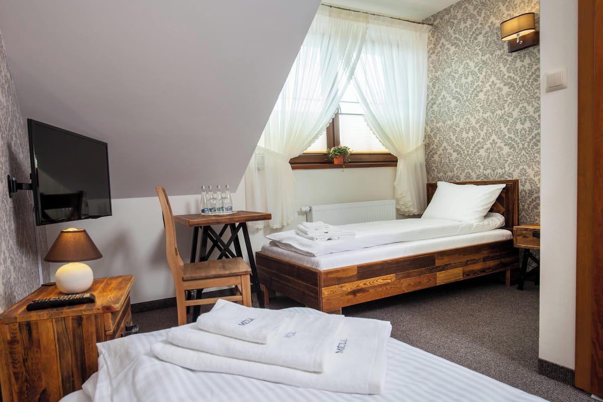 Comfort Twin kamer | Een bureau, een laptopwerkplek, verduisterende gordijnen