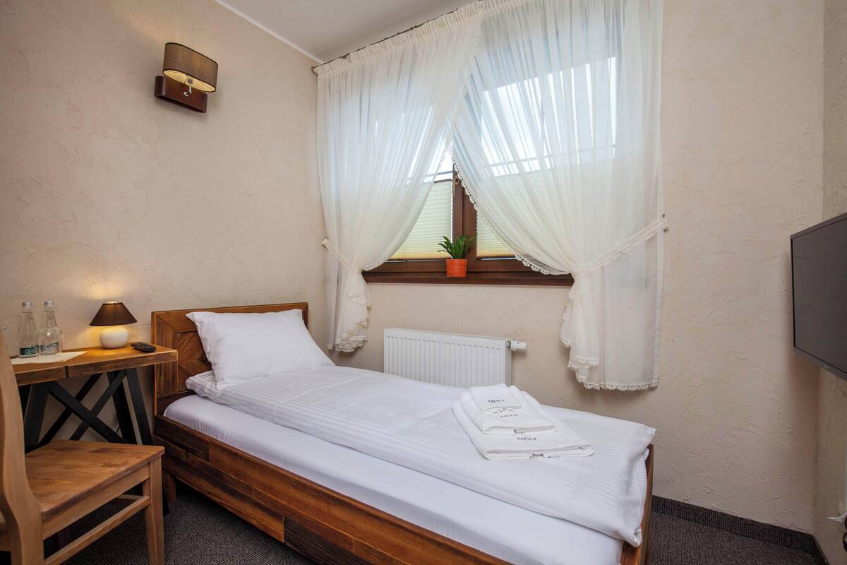 Comfort Single Room | Desk, laptop workspace, blackout drapes, iron/ironing board (on request)