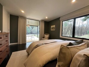 2 bedrooms, iron/ironing board, travel cot, free WiFi - Oro, luxury immersed in nature. Serenity on the outskirts of Bright.      (Ovens)