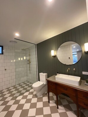 Douche, sèche-cheveux, serviettes fournies, savon