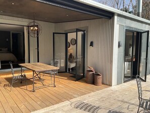Outdoor dining - Oro, luxury immersed in nature. Serenity on the outskirts of Bright.      (Ovens)